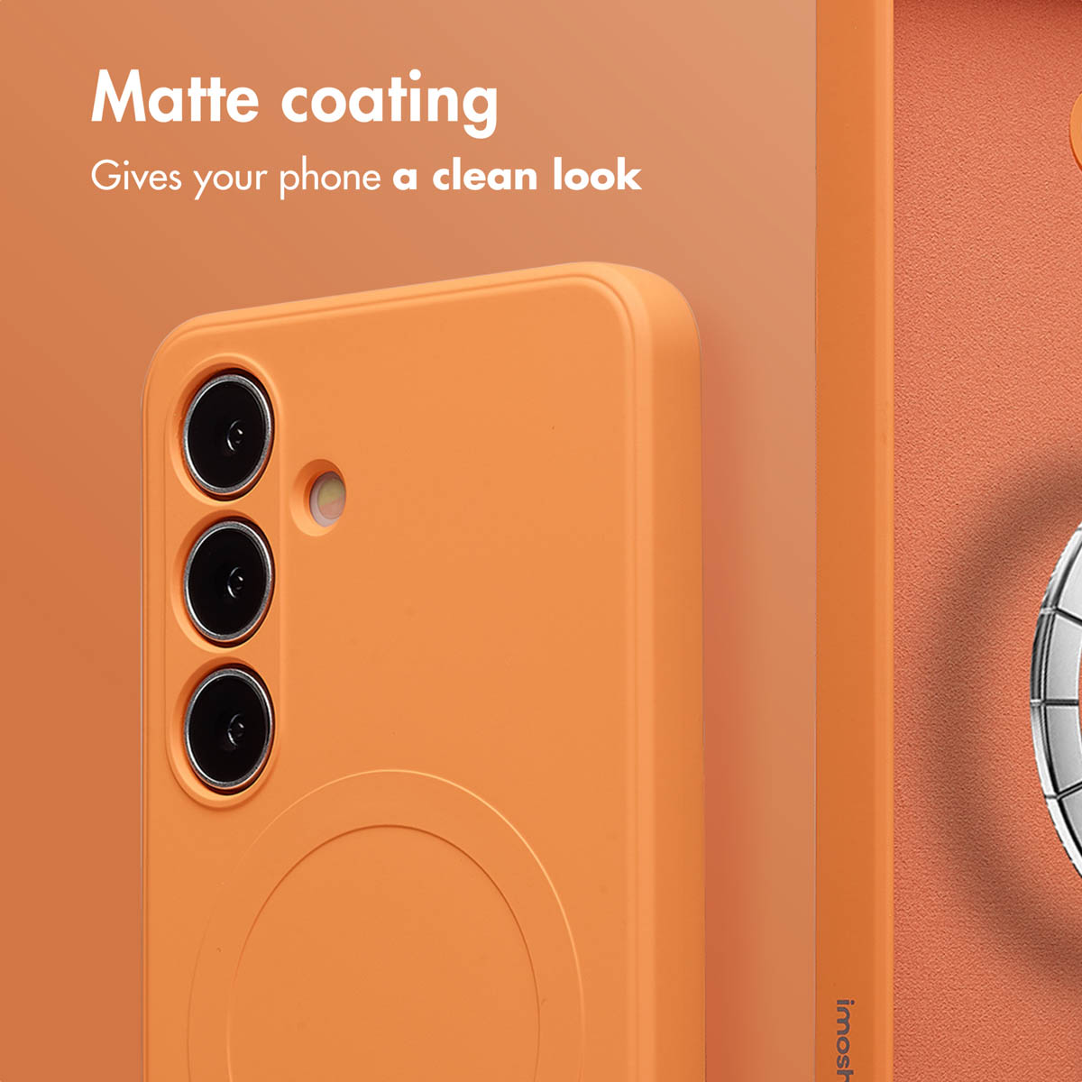Ein orangefarbenes Smartphone mit Schutzhülle und dreifacher Kamera, Text im Hintergrund.