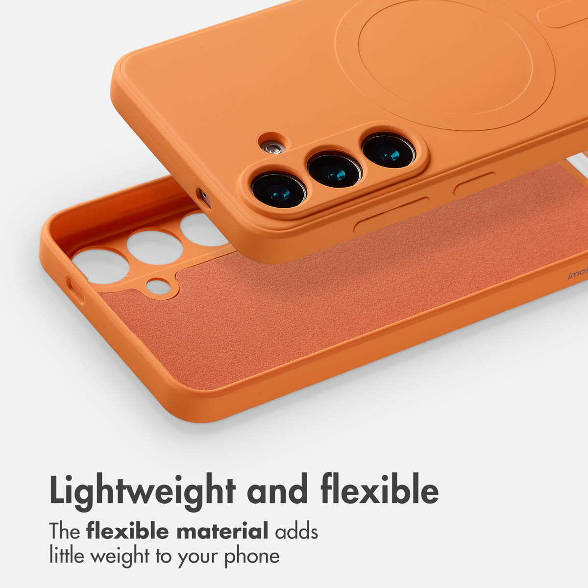 Eine orangefarbene Smartphone-Hülle mit einem kreisförmigen Magnetring und drei Kameraausschnitten vor weißem Hintergrund.