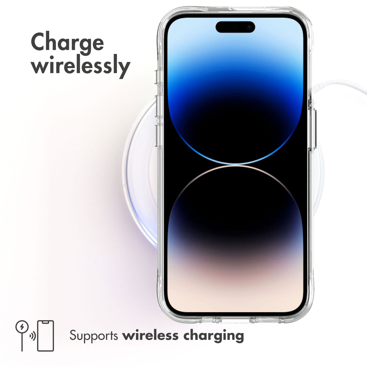 Un teléfono inteligente en una funda protectora sobre un cargador inalámbrico blanco con texto.