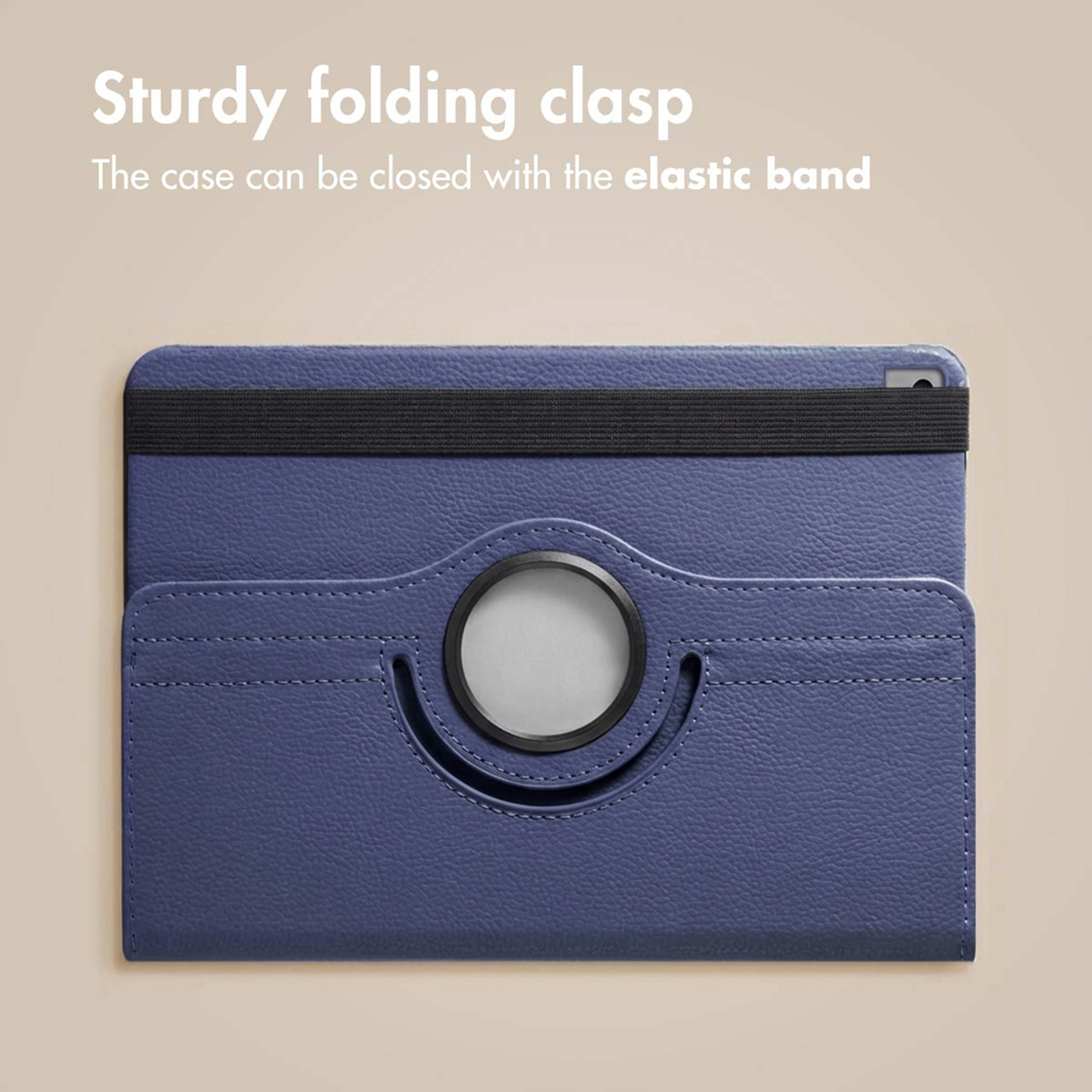 Een blauwe tablethoes met een zwarte elastische band en een centrale cirkelvormige uitsnede op een beige achtergrond.