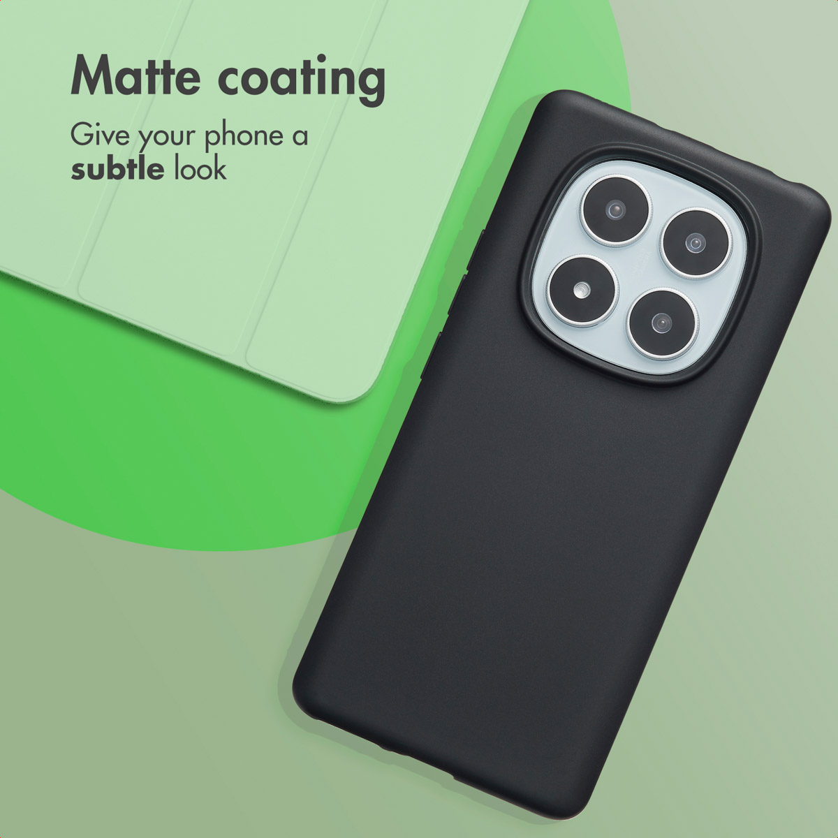Un teléfono negro con cuatro lentes de cámara en una funda descansa sobre un fondo verde con texto.