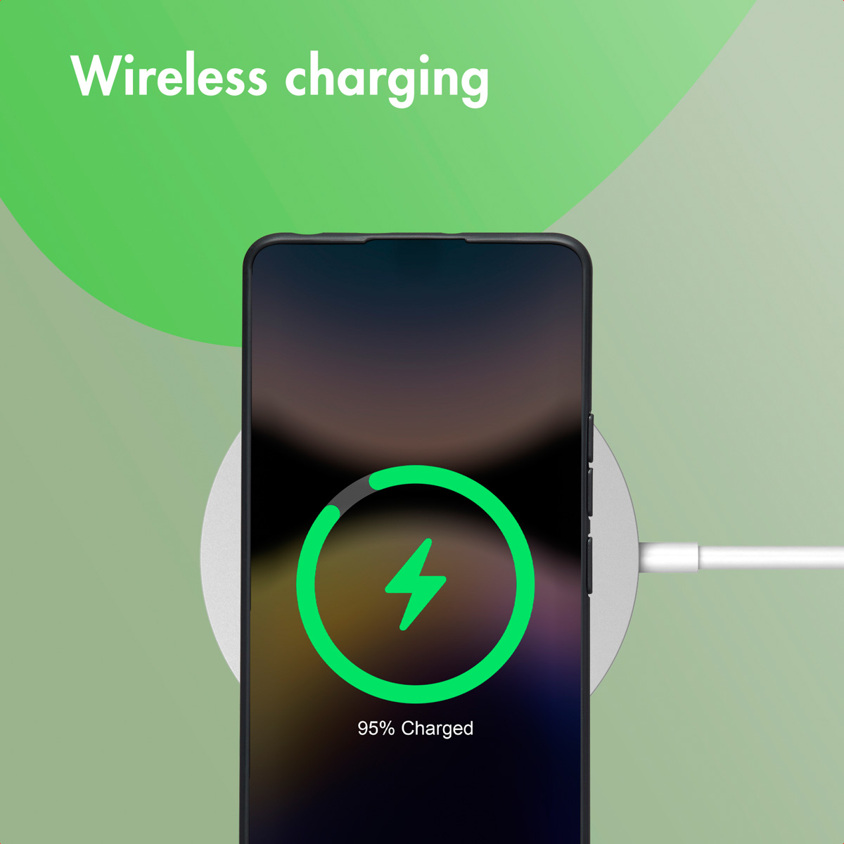 Un teléfono inteligente se carga de forma inalámbrica en una base redonda con fondo verde.