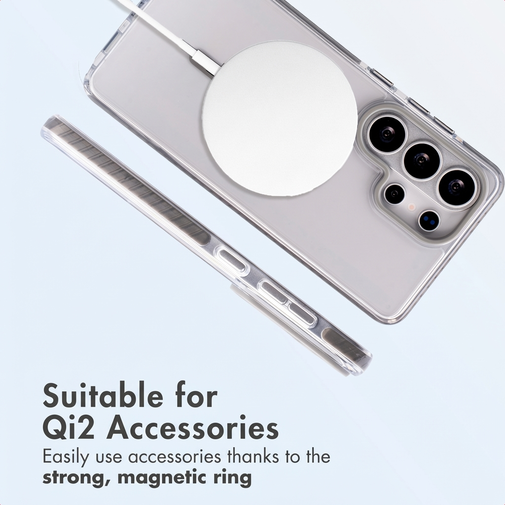 Smartphone in custodia trasparente con caricatore magnetico Qi2 bianco.