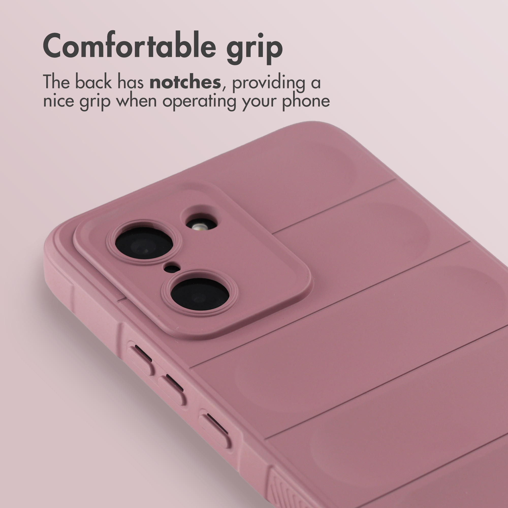 Roze telefoonhoesje met camera-uitsparing en horizontale inkepingen voor betere grip op beige achtergrond.