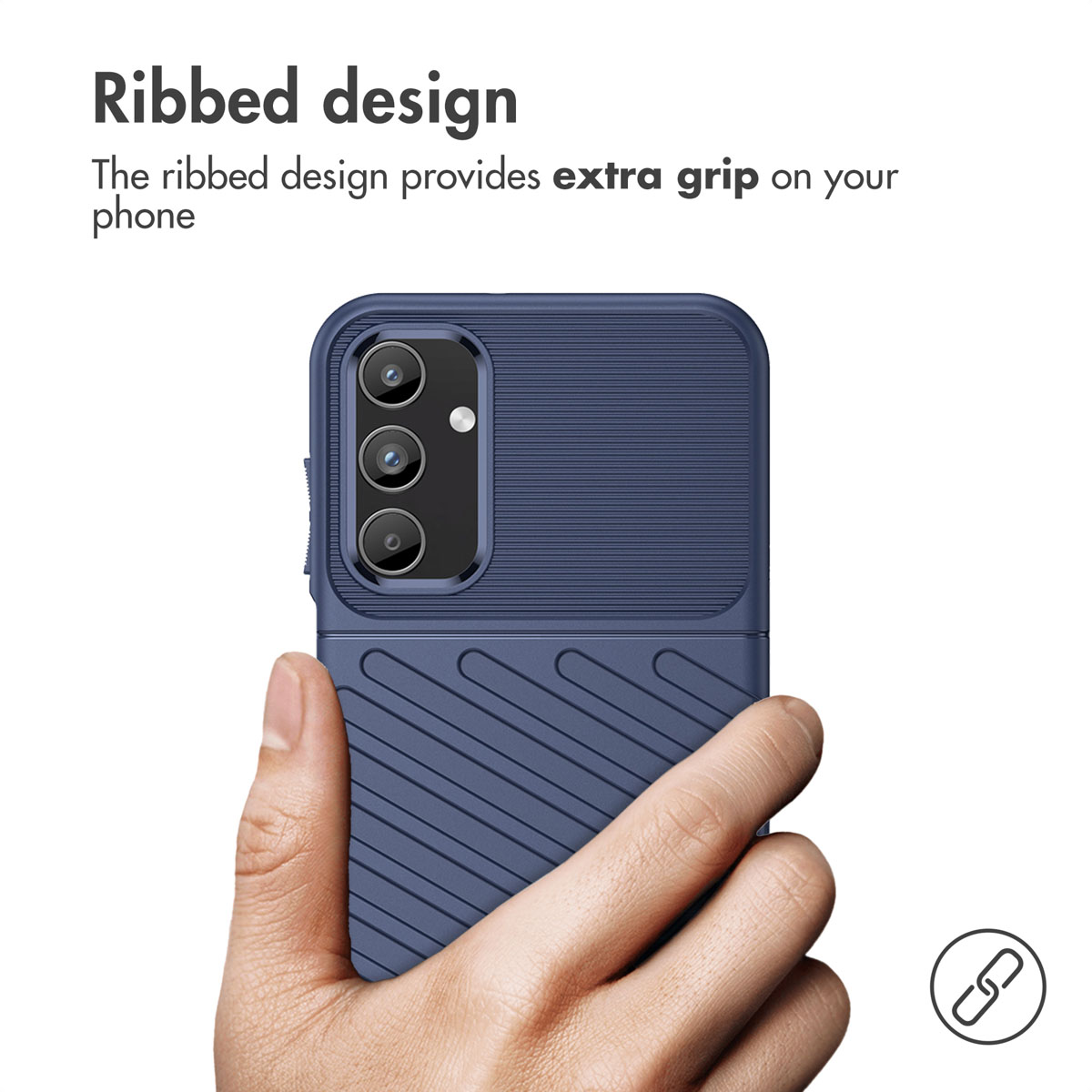 Una mano tiene una cover blu con design a coste per una presa migliore e tripla fotocamera posteriore.