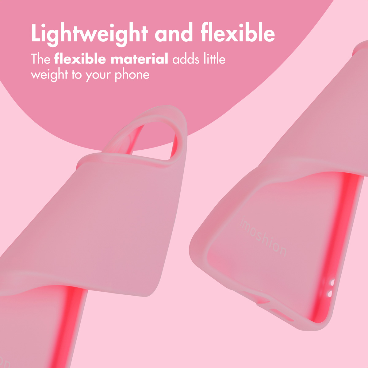 Dos fundas de móvil rosas sobre fondo rosa con texto sobre material ligero y flexible.