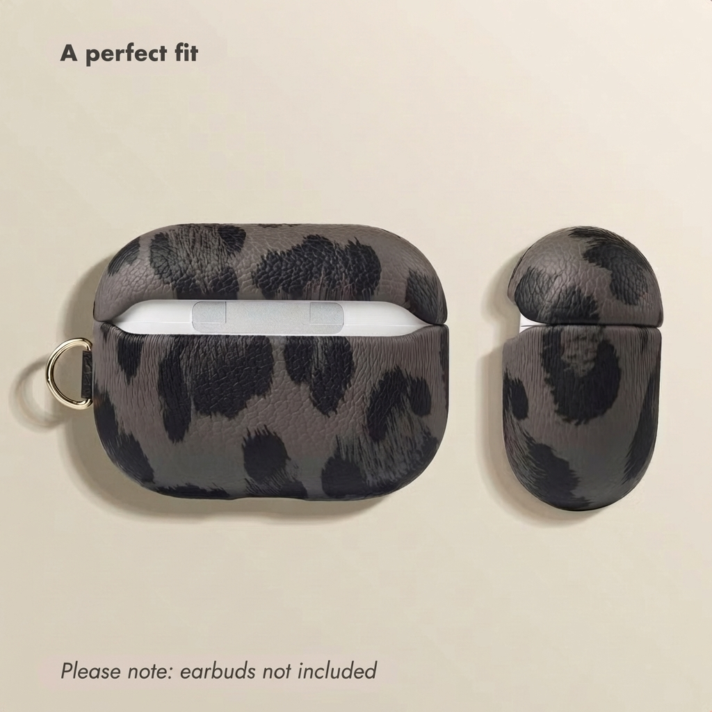 Estuche protector gris con estampado de leopardo negro para auriculares inalámbricos sobre fondo beige.