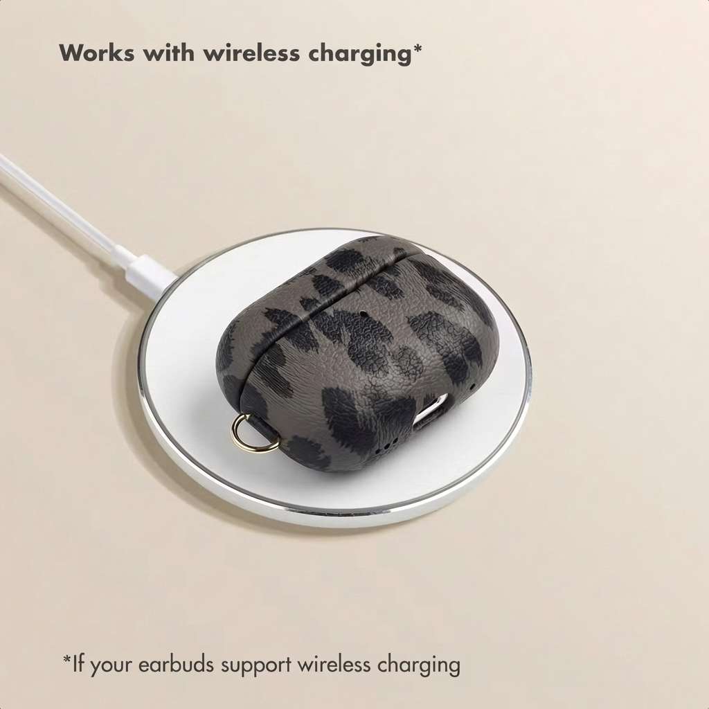 Una funda para AirPods con estampado de leopardo gris descansa en una base de carga inalámbrica.