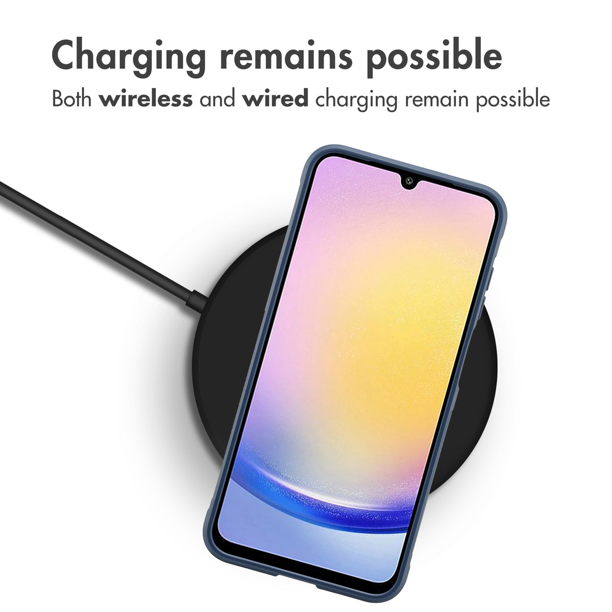 Un teléfono inteligente en una base de carga inalámbrica negra con texto sobre la carga.