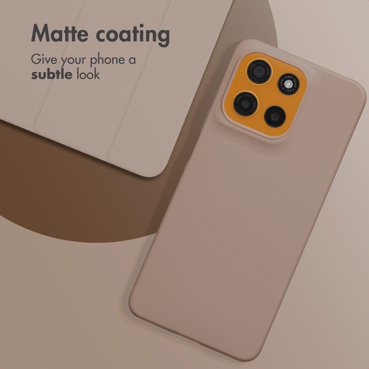 Teléfono con funda beige mate y borde de cámara amarillo. Texto: Matte coating.