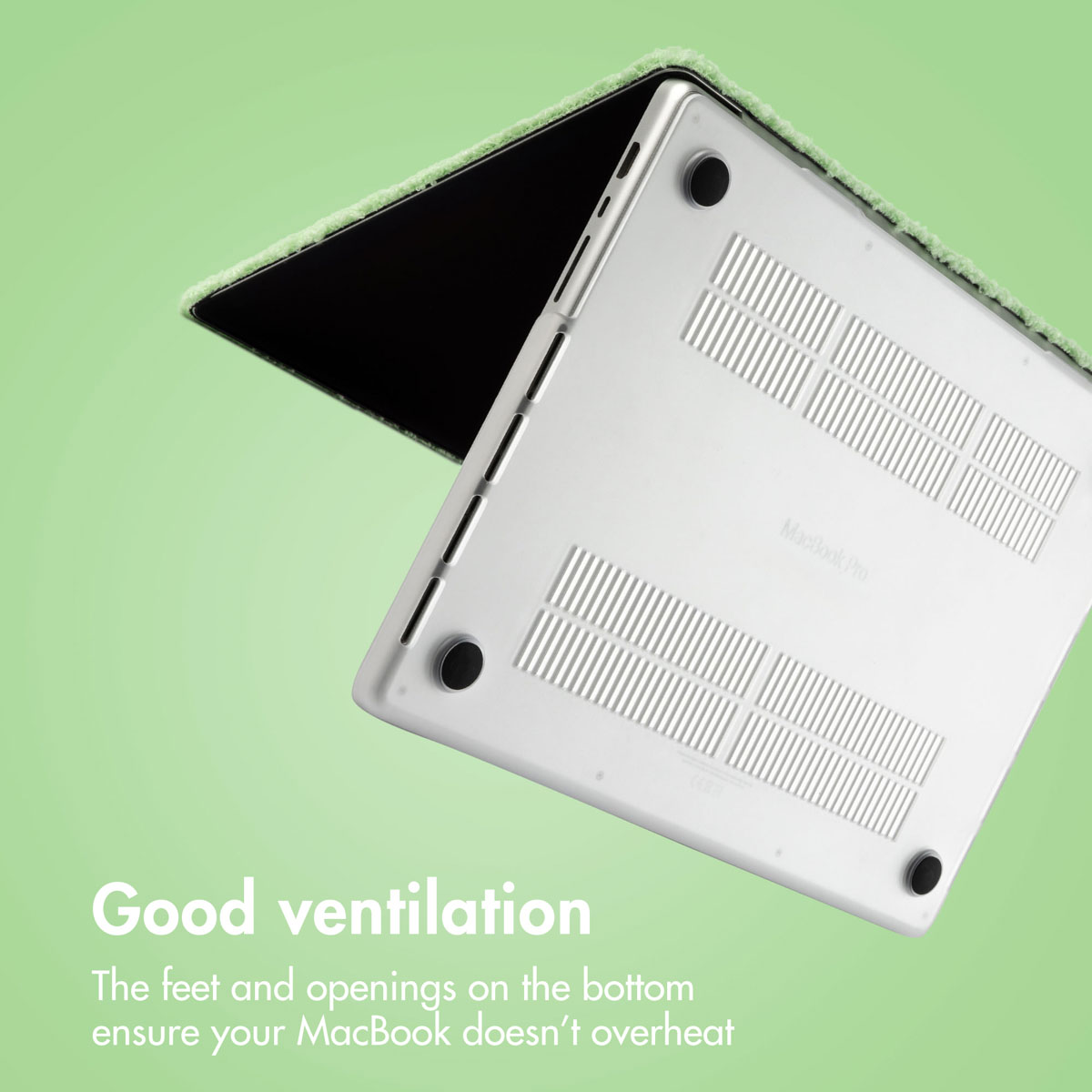Parte inferior de un MacBook con ranuras de ventilación y patas sobre un fondo verde.