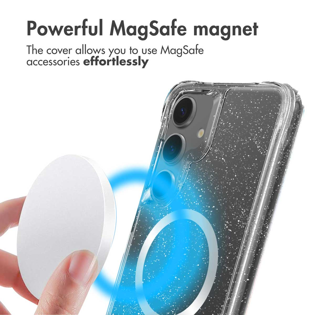 Teléfono con funda con brillantina e imán MagSafe en mano.