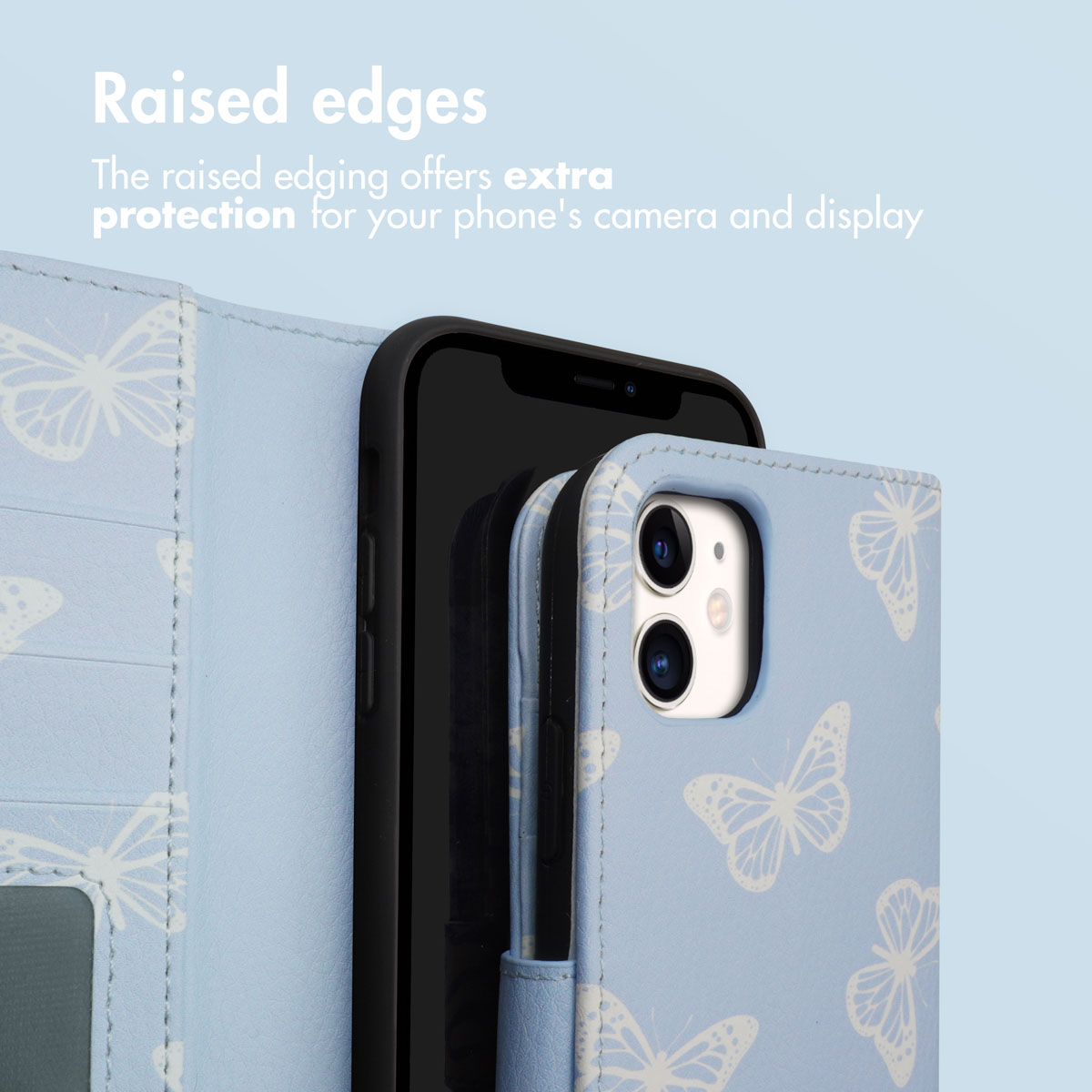 Étui de téléphone bleu avec papillons blancs et découpe pour appareil photo.