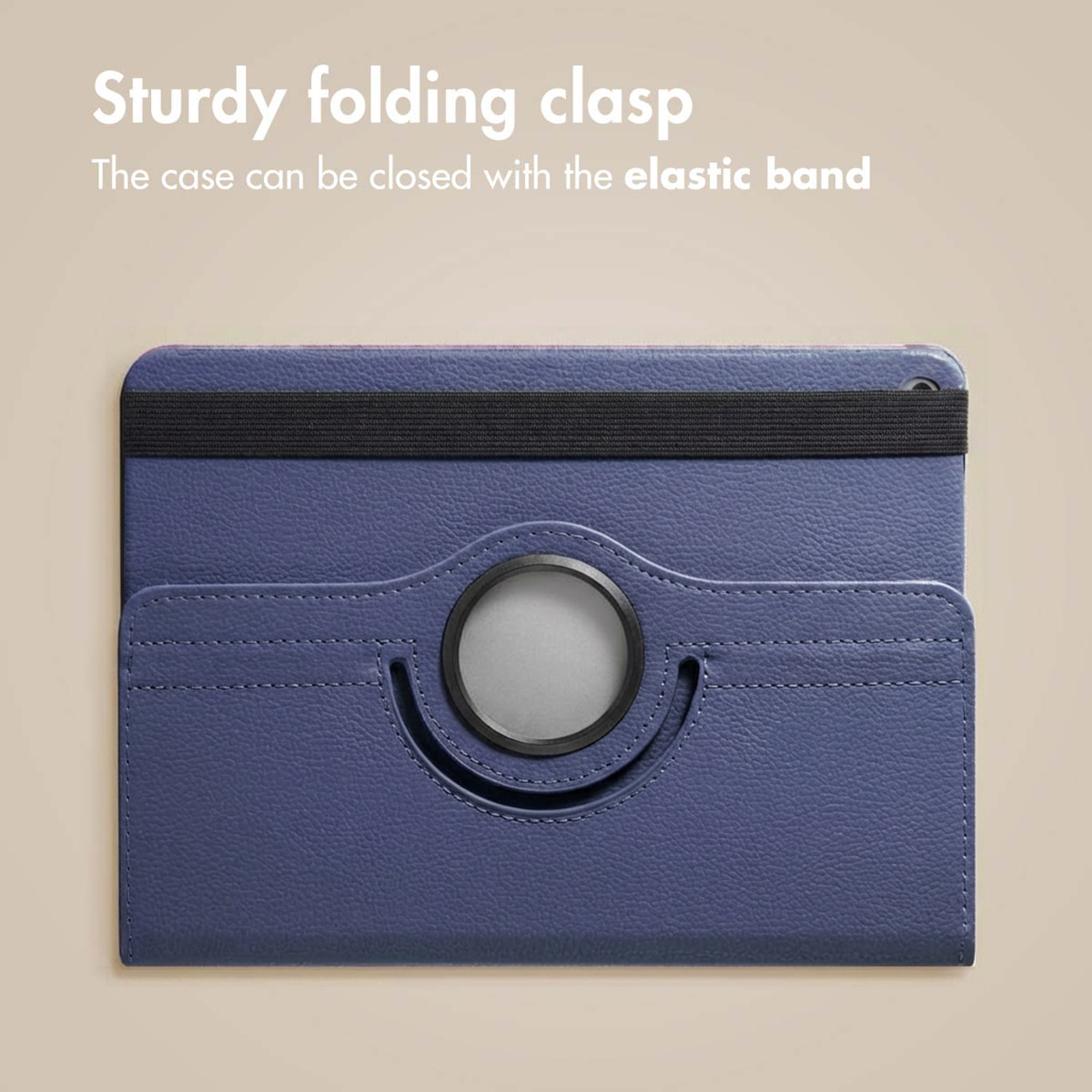 Een blauwe tablethoes met een zwarte elastische band en een ronde uitsparing.