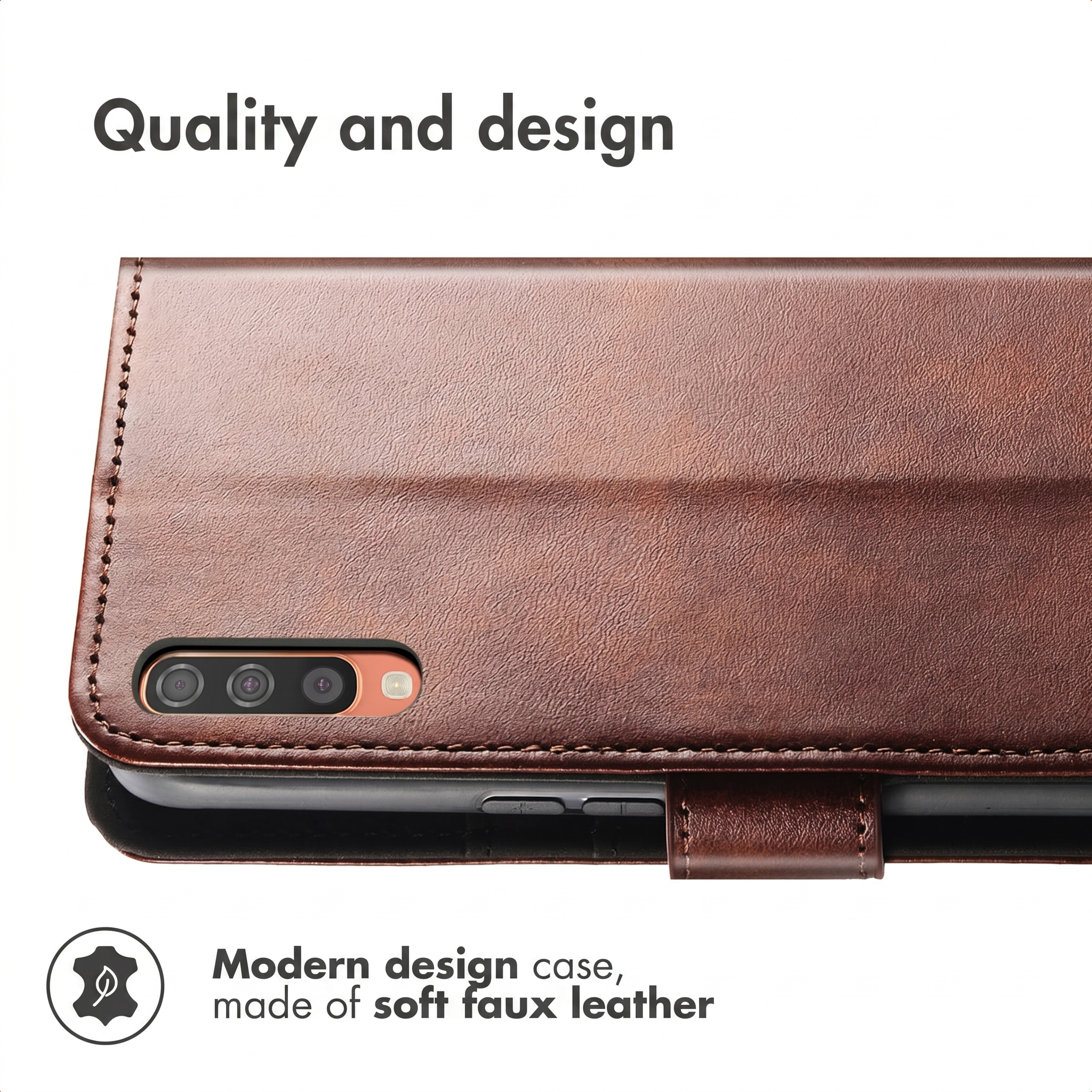 Bruine kunstlederen smartphonehoes met zichtbare cameralenzen en stiksels.