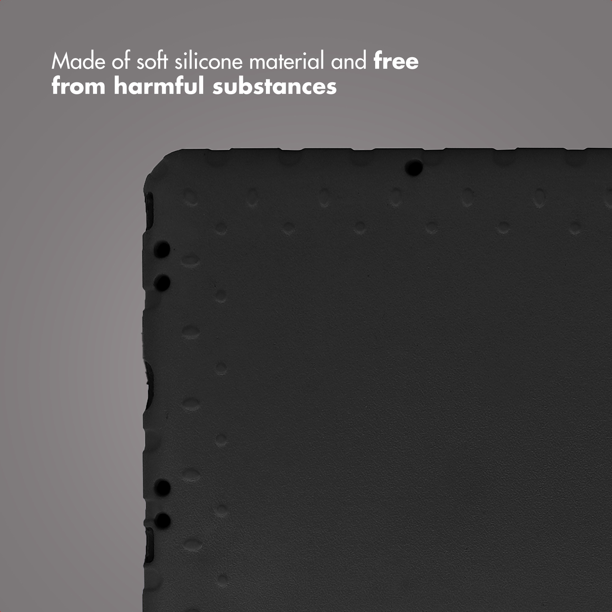 Gros plan sur une coque en silicone noire avec du texte.