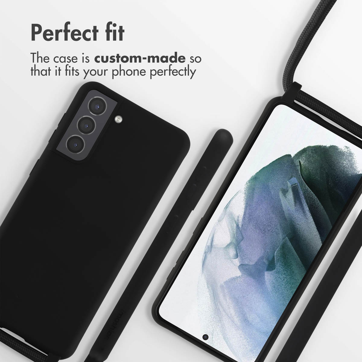 Ein schwarzes Smartphone mit einer passenden Schutzhülle und Umhängeband vor hellem Hintergrund.