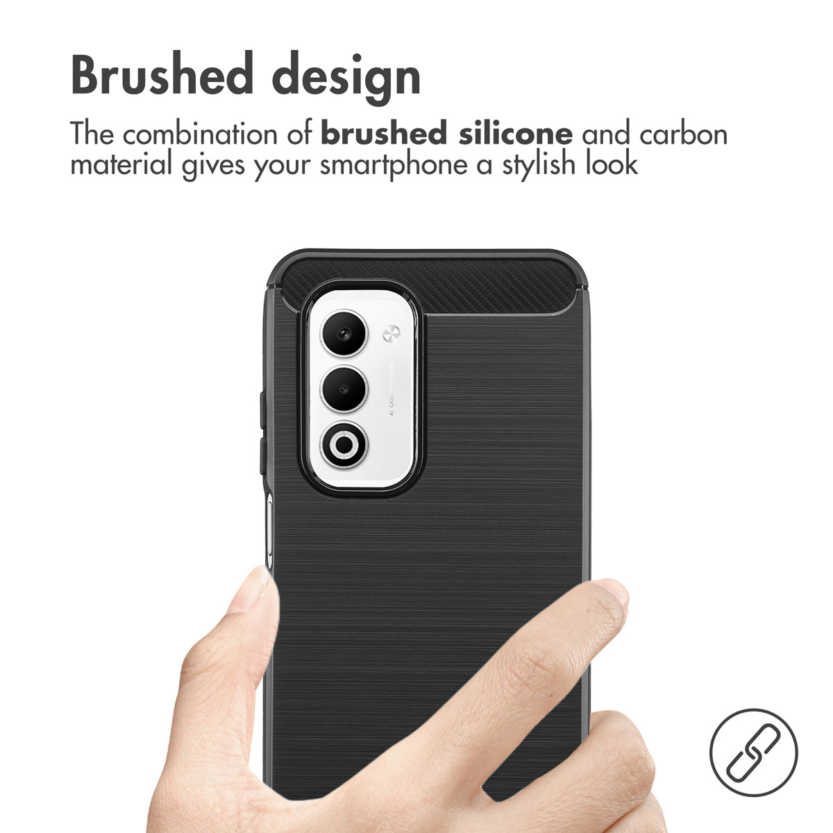 Una mano regge uno smartphone nero con cover in silicone spazzolato e carbonio.