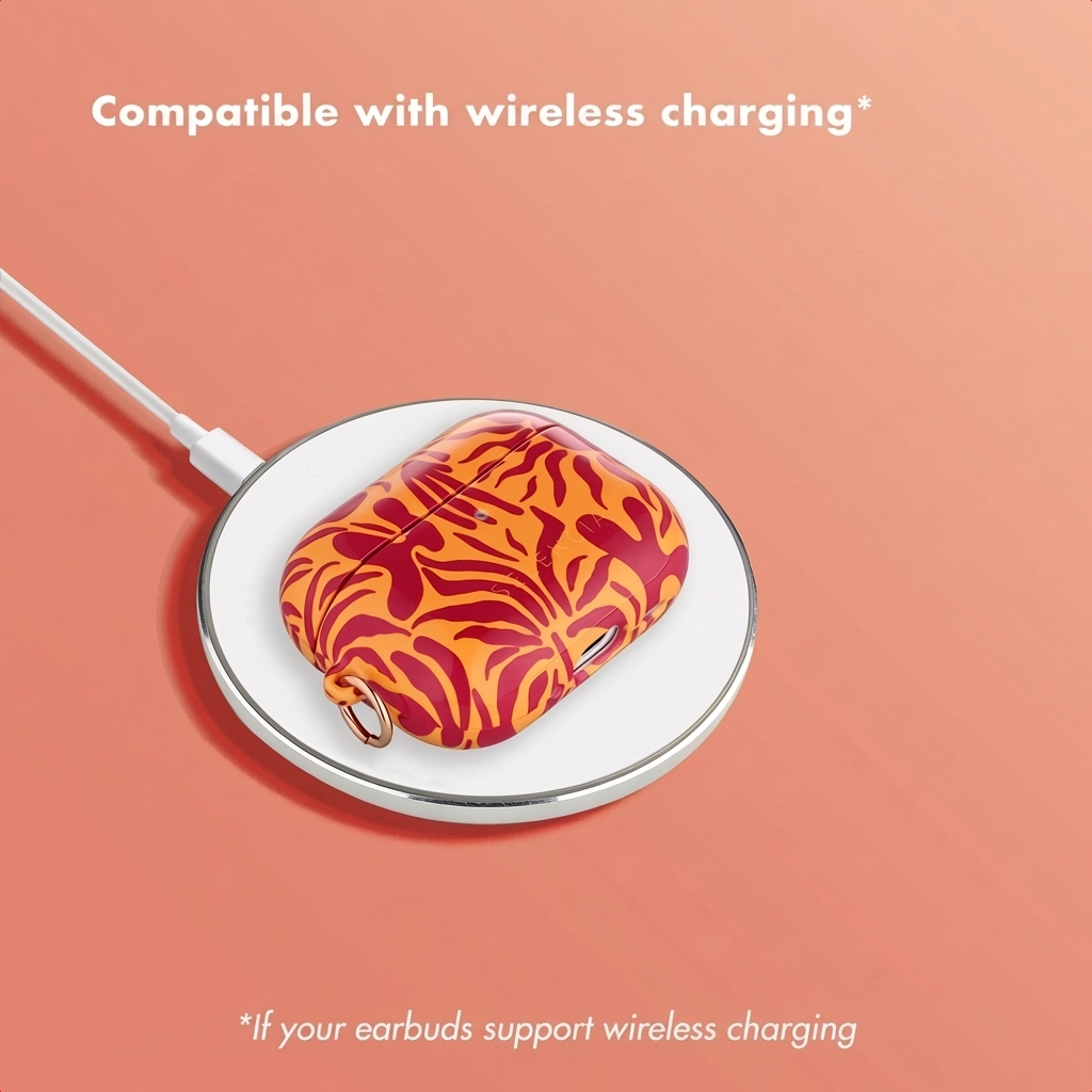 Fundas para AirPods con patrón rojo y naranja en una base de carga inalámbrica blanca sobre fondo naranja.