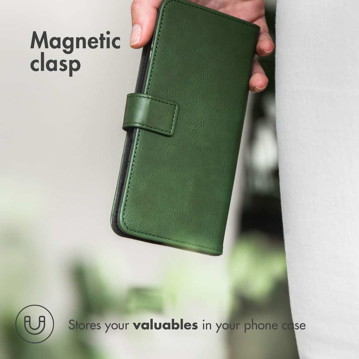Una mano regge una custodia in pelle verde con chiusura magnetica.