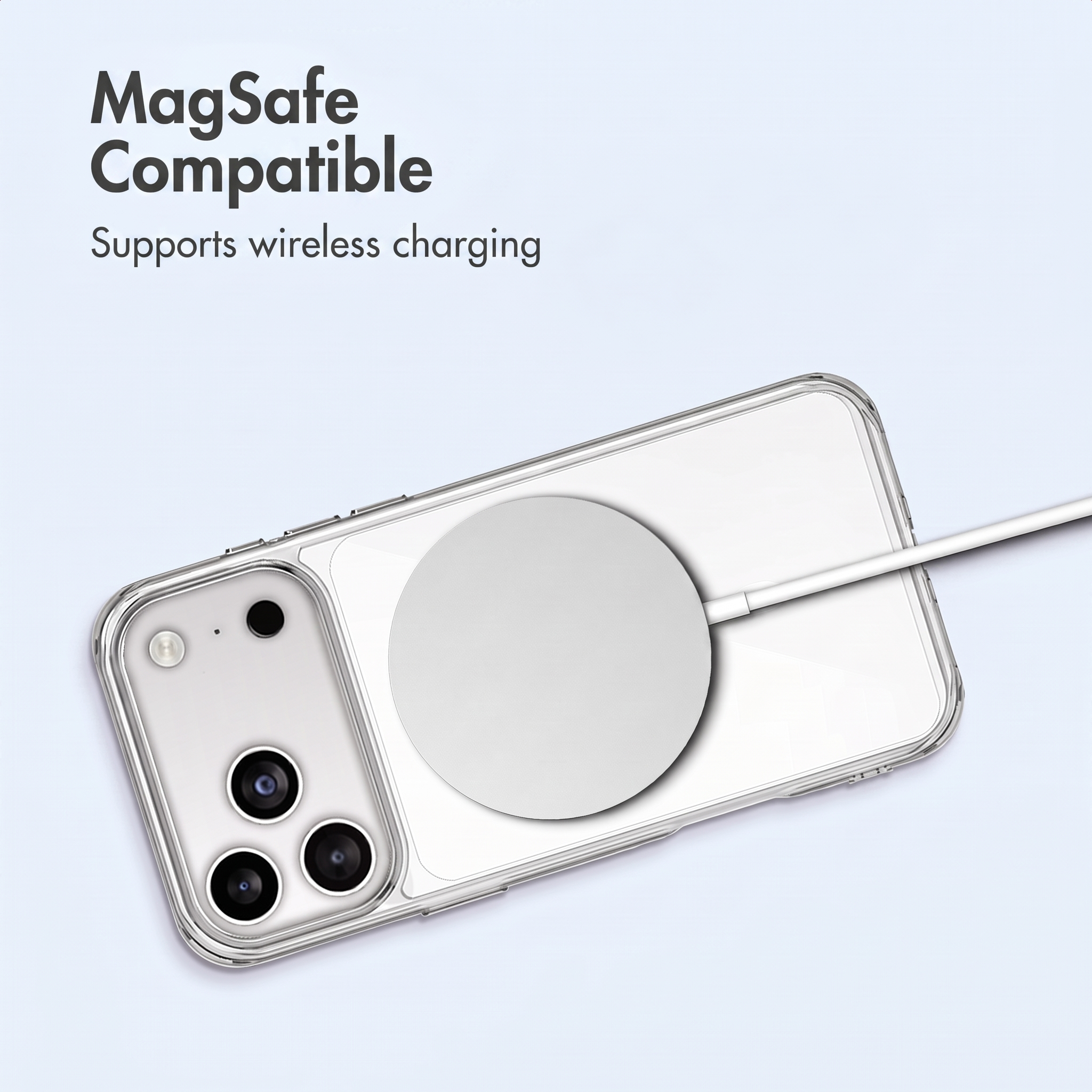 Ein Smartphone in einer transparenten Schutzhülle lädt kabellos mit einem runden MagSafe-Ladegerät.