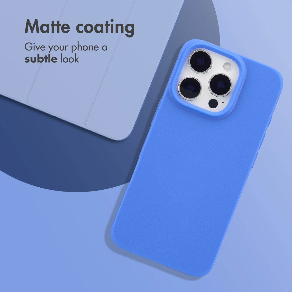 Een blauwe smartphone in een hoesje op een blauwe achtergrond met tekst.