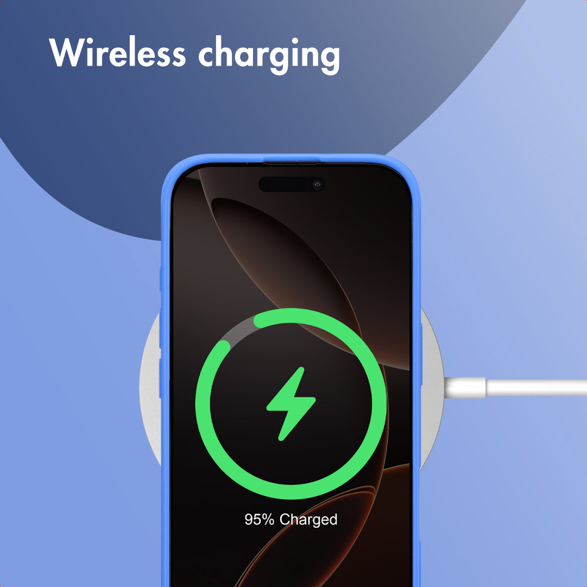 Een smartphone in een blauw hoesje ligt op een draadloze oplader en geeft 95% batterij aan.