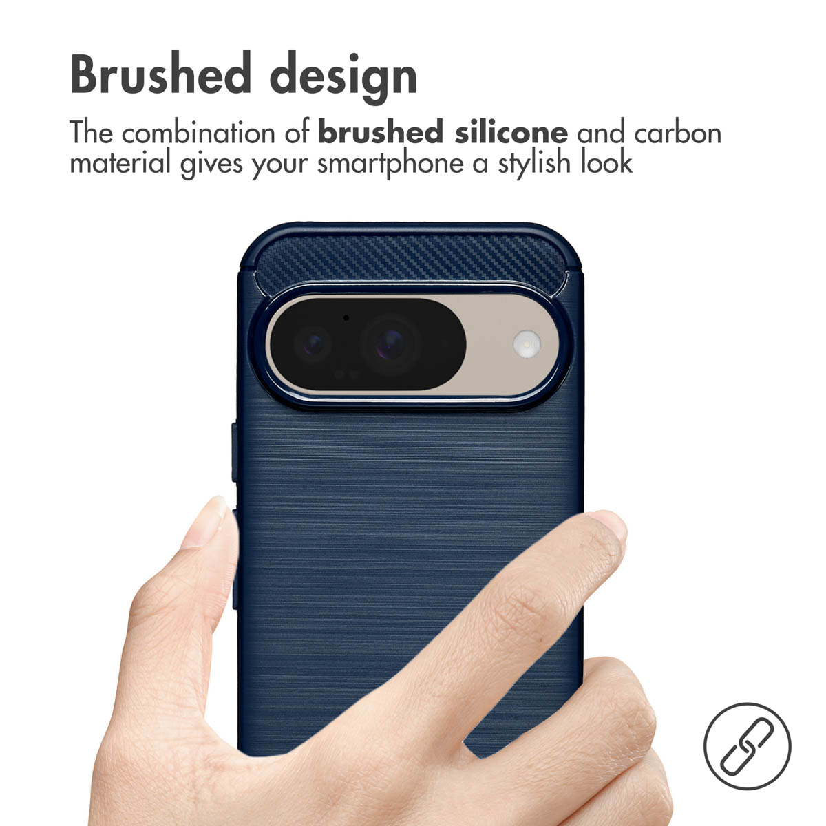 Una mano tiene una custodia per smartphone blu con design spazzolato e dettagli in carbonio.