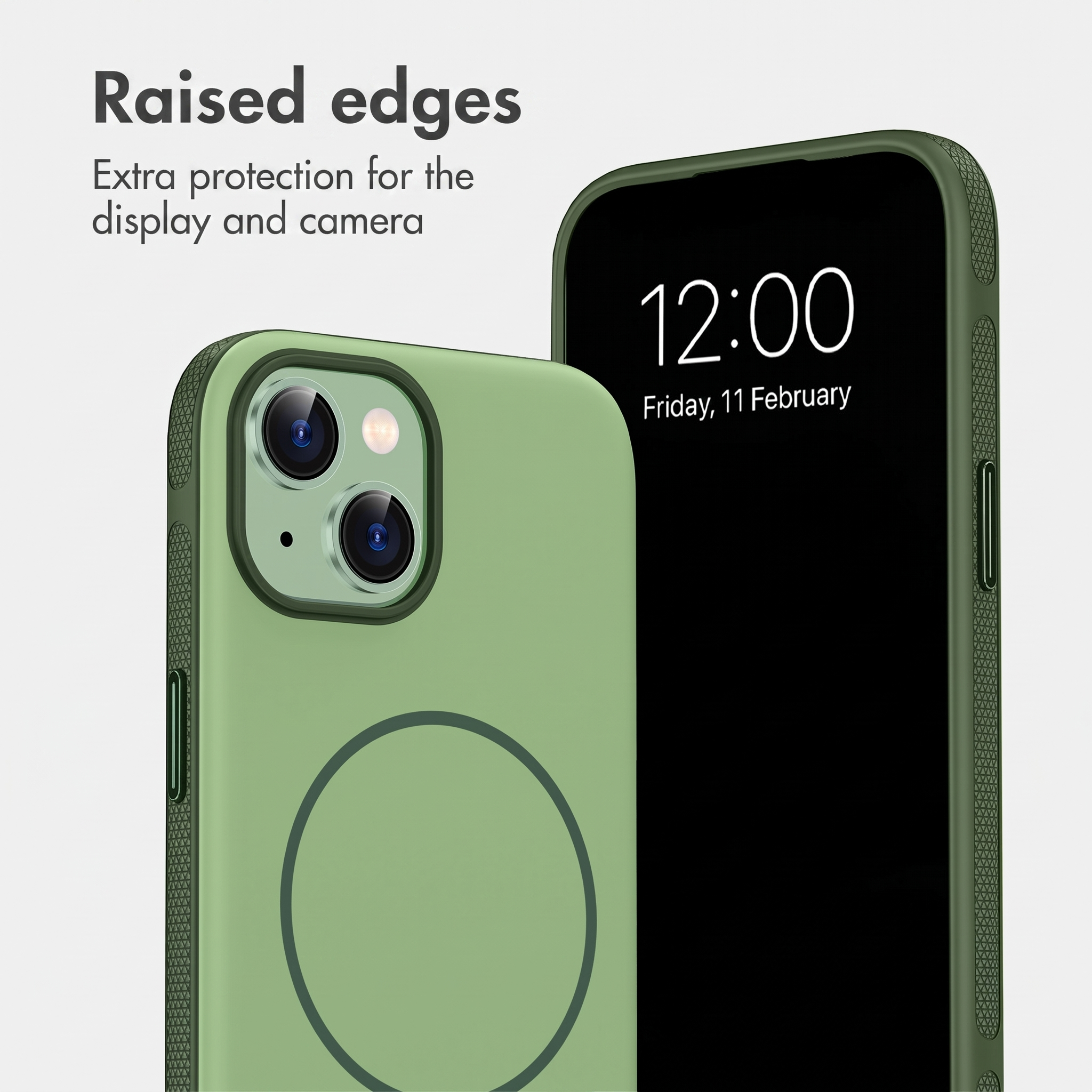 Groene telefoonhoes met MagSafe-cirkel en verhoogde camerabescherming, naast het scherm met tijd.