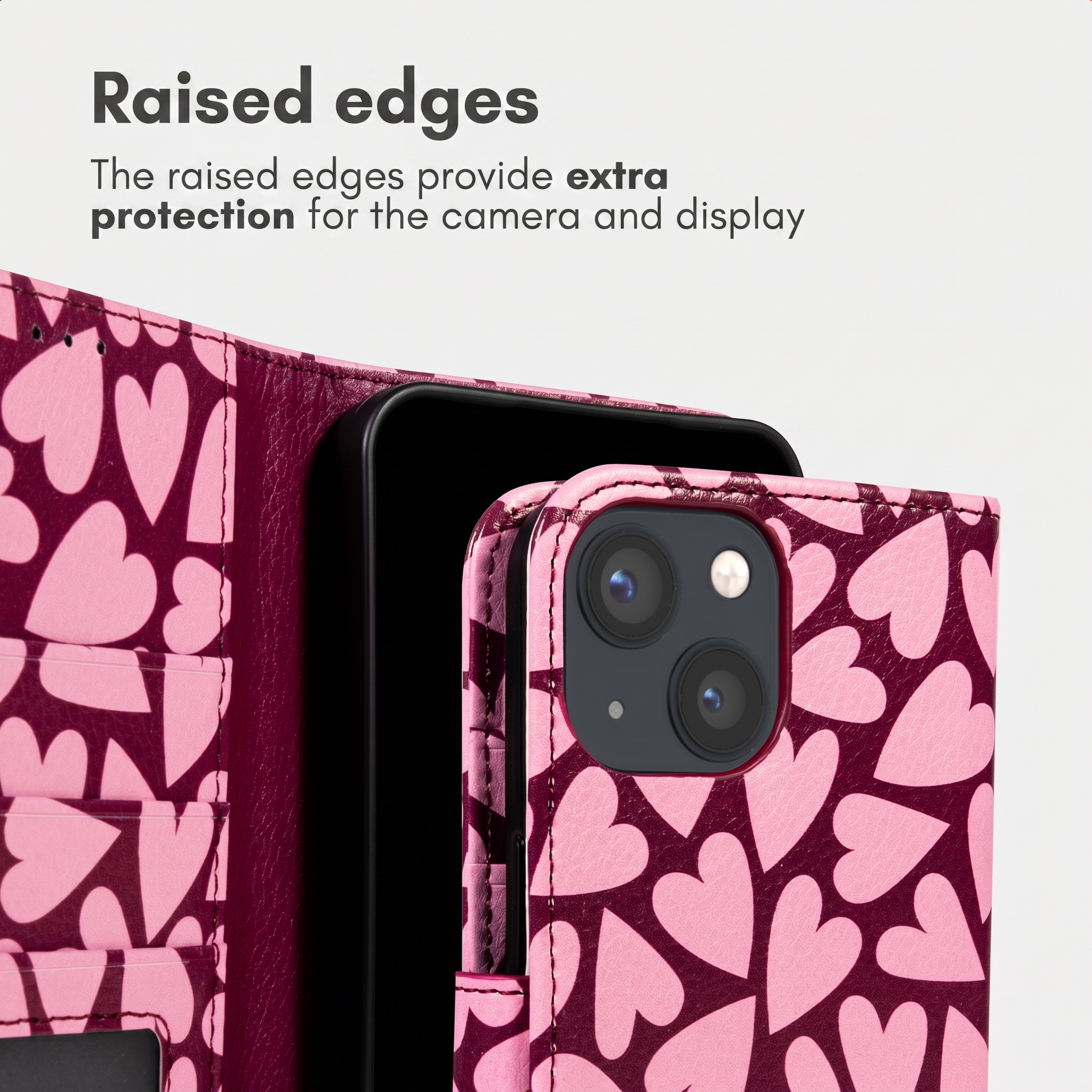 Roze telefoonhoesje met hartjes en tekst erboven.