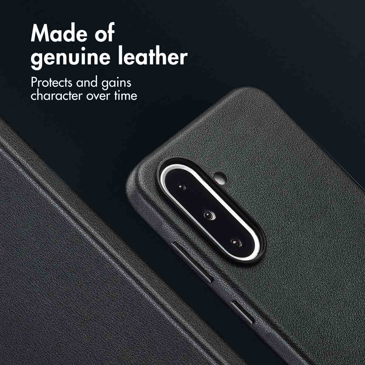Una funda de cuero negro para smartphone con recorte para la cámara sobre fondo oscuro.