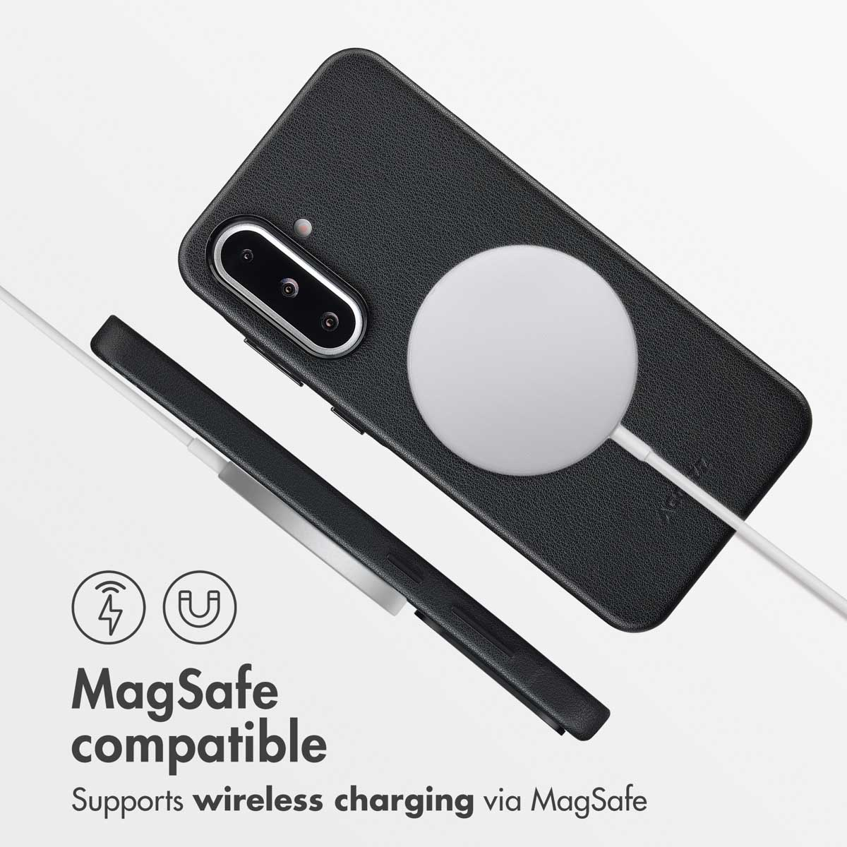 Una funda de teléfono negra compatible con MagSafe y un cargador circular blanco sobre fondo blanco.