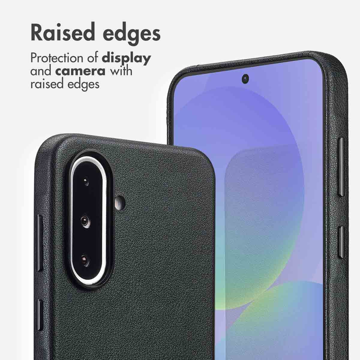 Una funda de smartphone negra muestra bordes elevados para proteger la pantalla y la cámara, con texto al fondo.