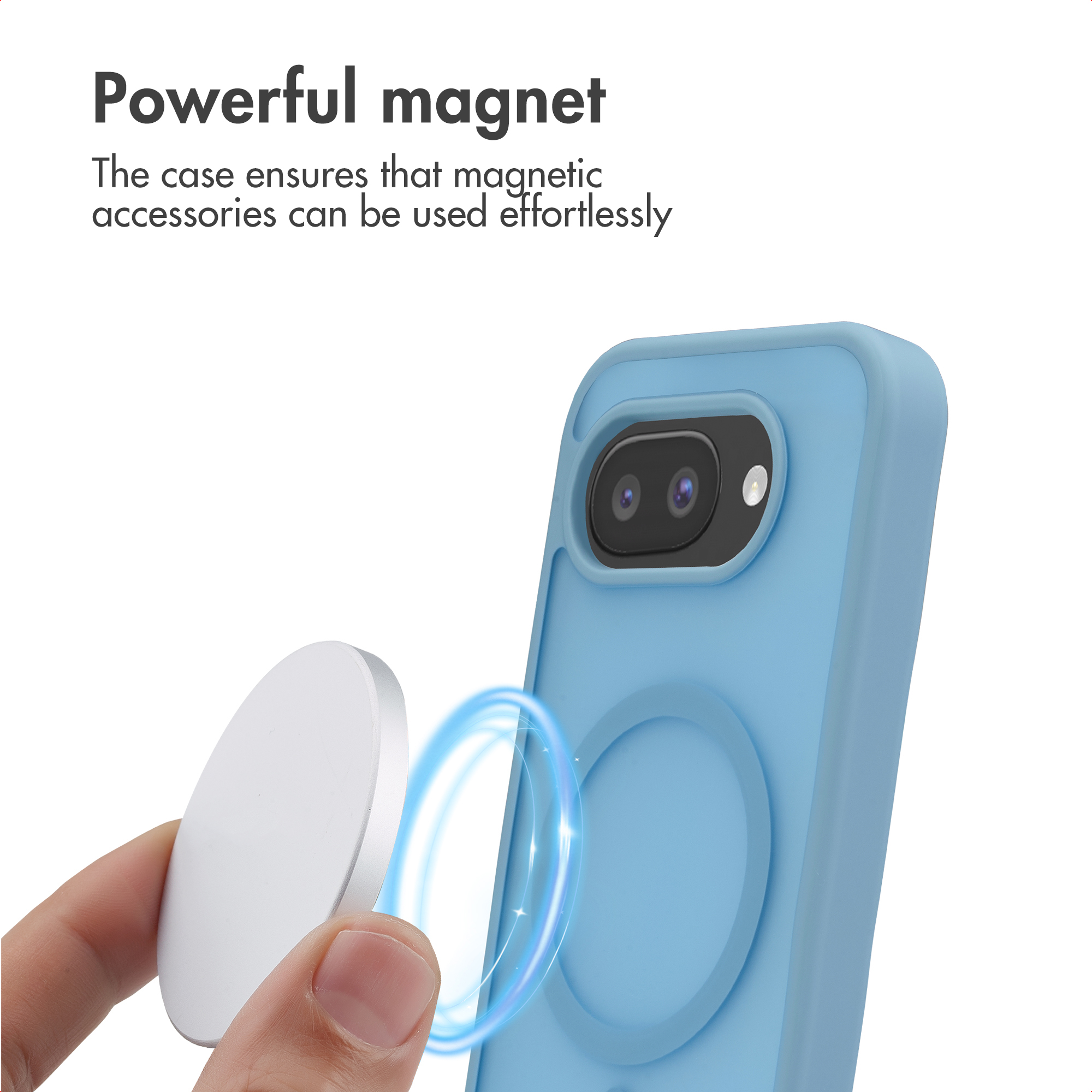 Una mano tiene un disco magnetico bianco vicino a una cover per telefono azzurra.