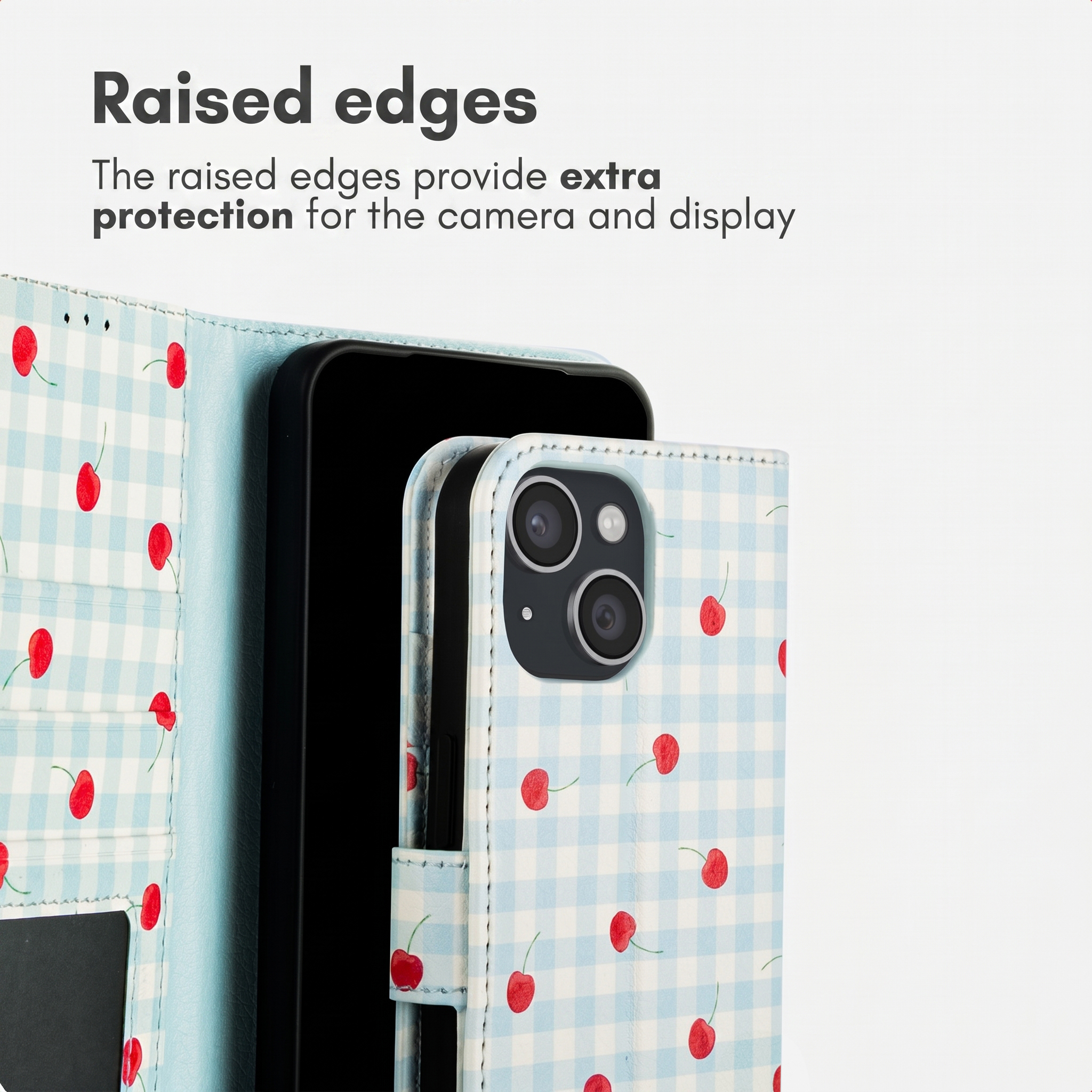 Blauw ruitjes telefoonhoesje met kersen toont opstaande randen.