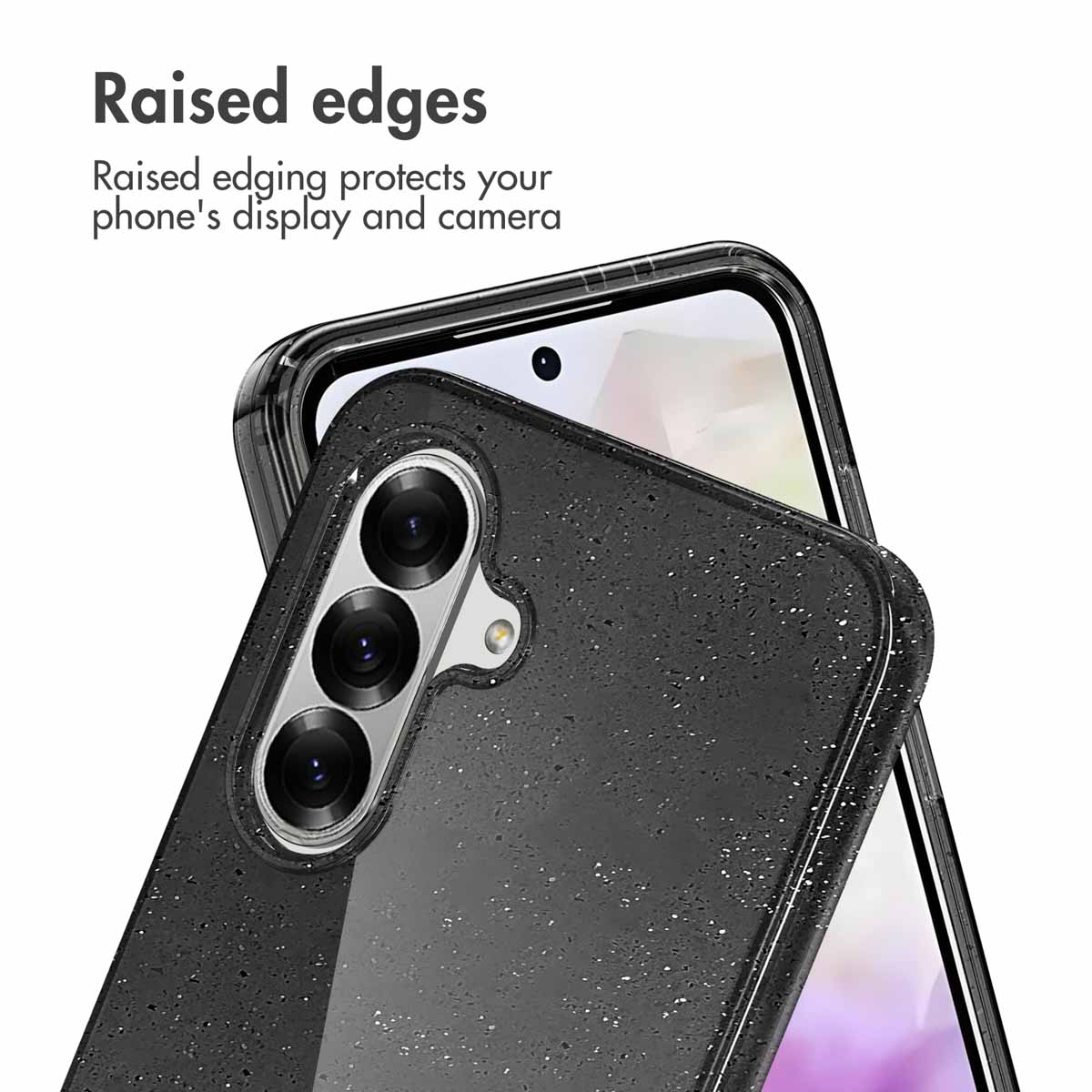 Una funda de teléfono negra con purpurina en un smartphone, destacando los bordes elevados.