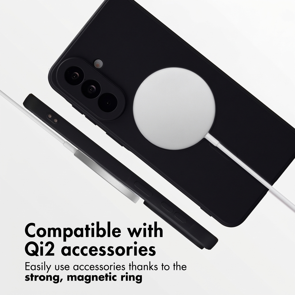 Une coque de téléphone noire avec un disque de charge magnétique à l'arrière et du texte sur fond blanc.