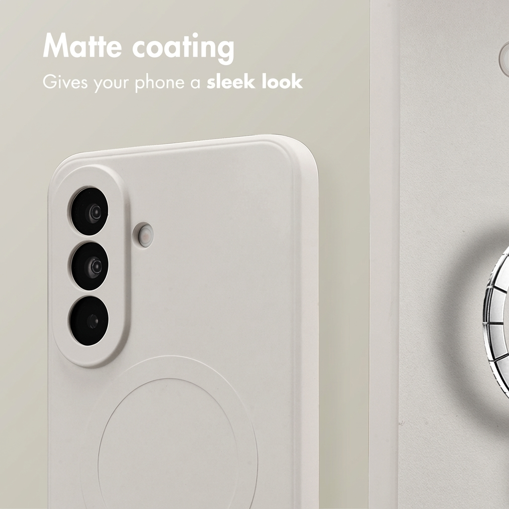 Uno smartphone bianco con tre fotocamere verticali e cover opaca su sfondo grigio chiaro.