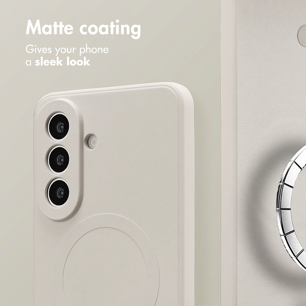 Une coque de smartphone beige mate, trois objectifs photo verticaux et un cercle de charge au dos.