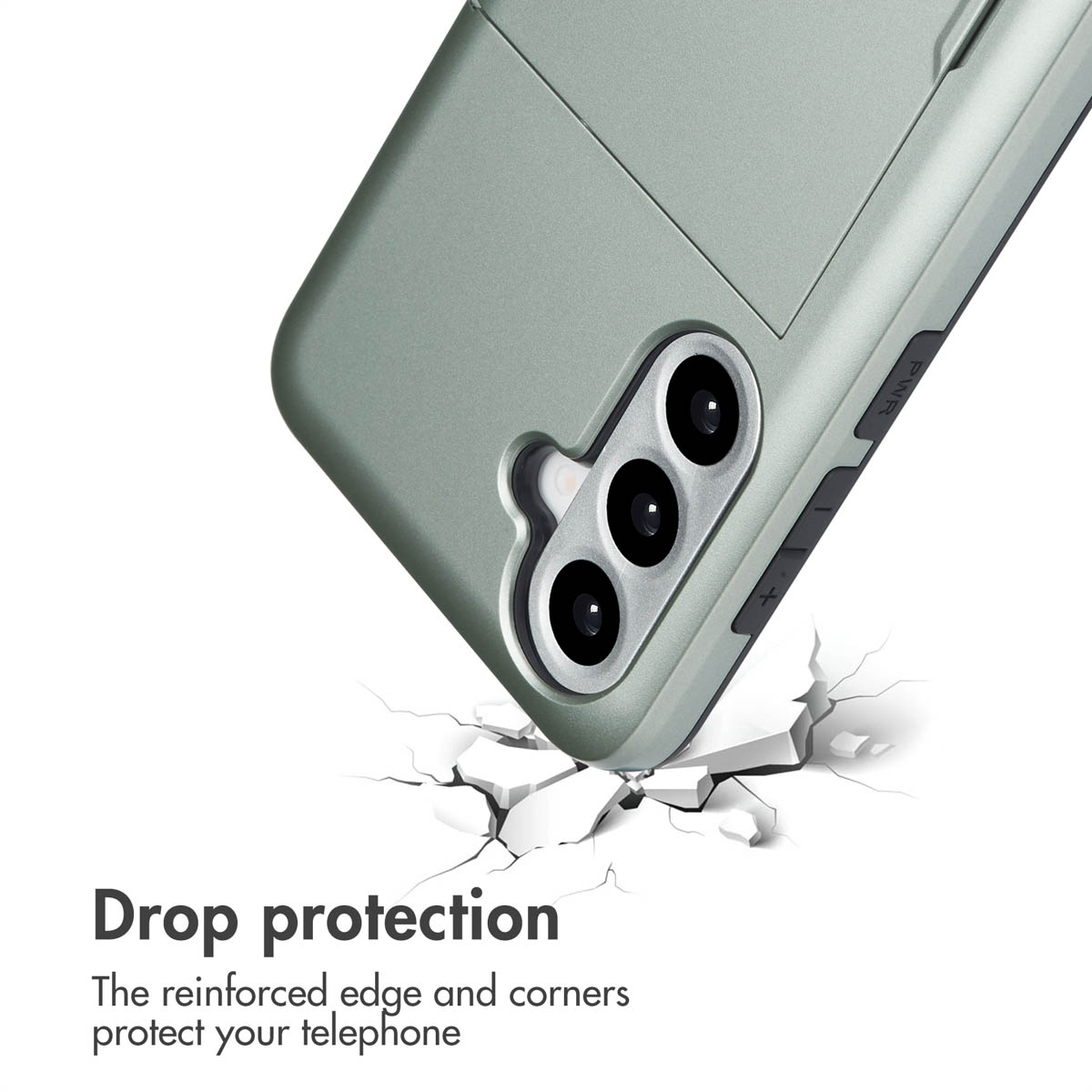 Une coque de smartphone vert sauge avec triple capteur vertical sur une surface blanche fissurée.