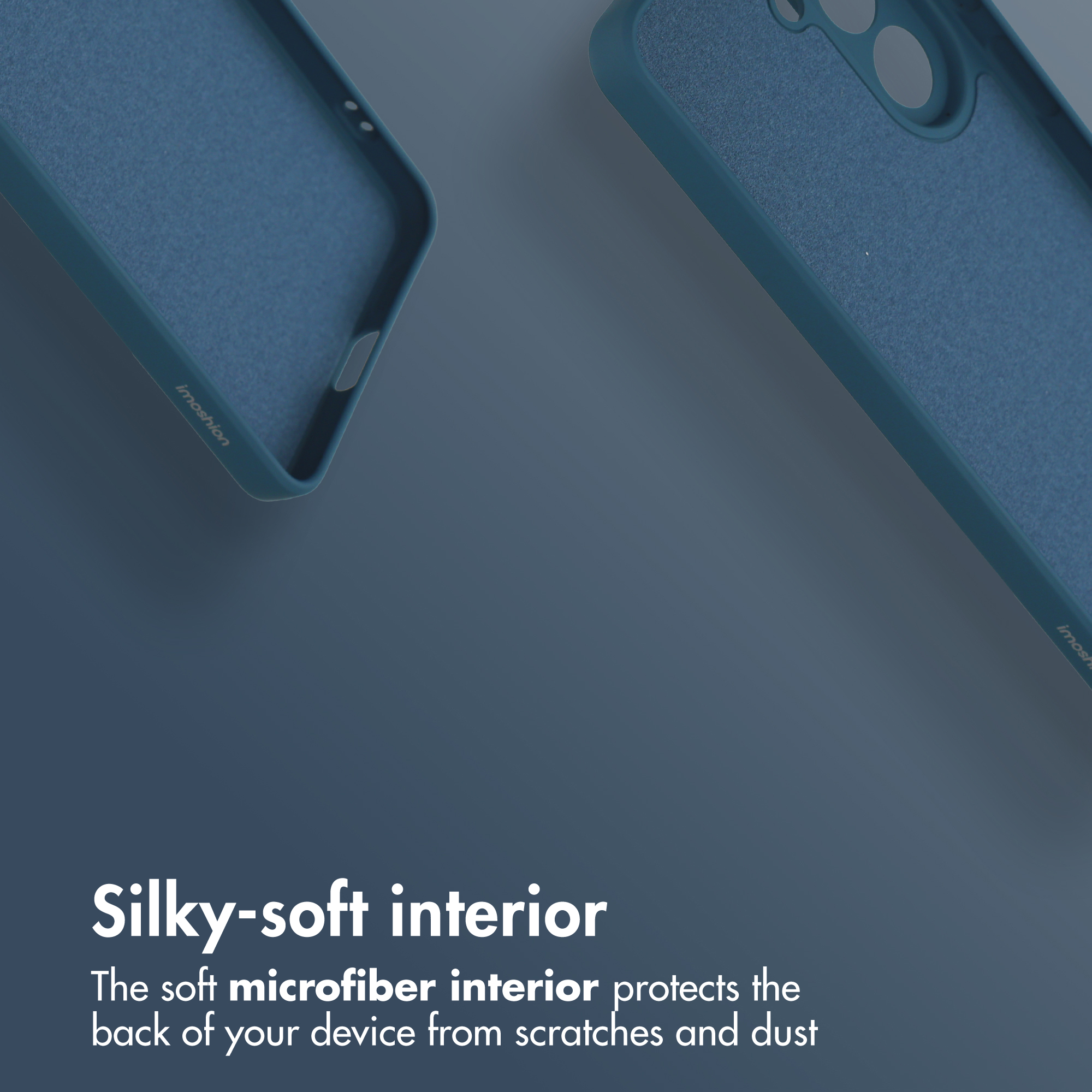 Due cover blu per telefono con interno in morbida microfibra su sfondo scuro.