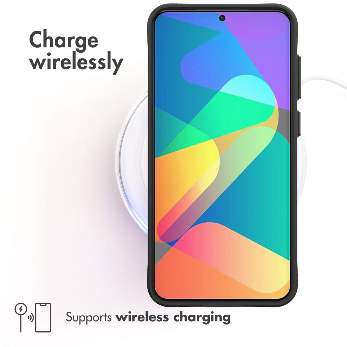 Un smartphone repose sur un socle de charge sans fil rond et blanc.