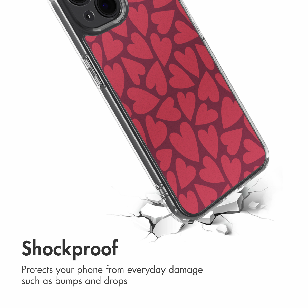 Funda de teléfono transparente con patrón de corazones rojos sobre superficie agrietada, texto antigolpes.
