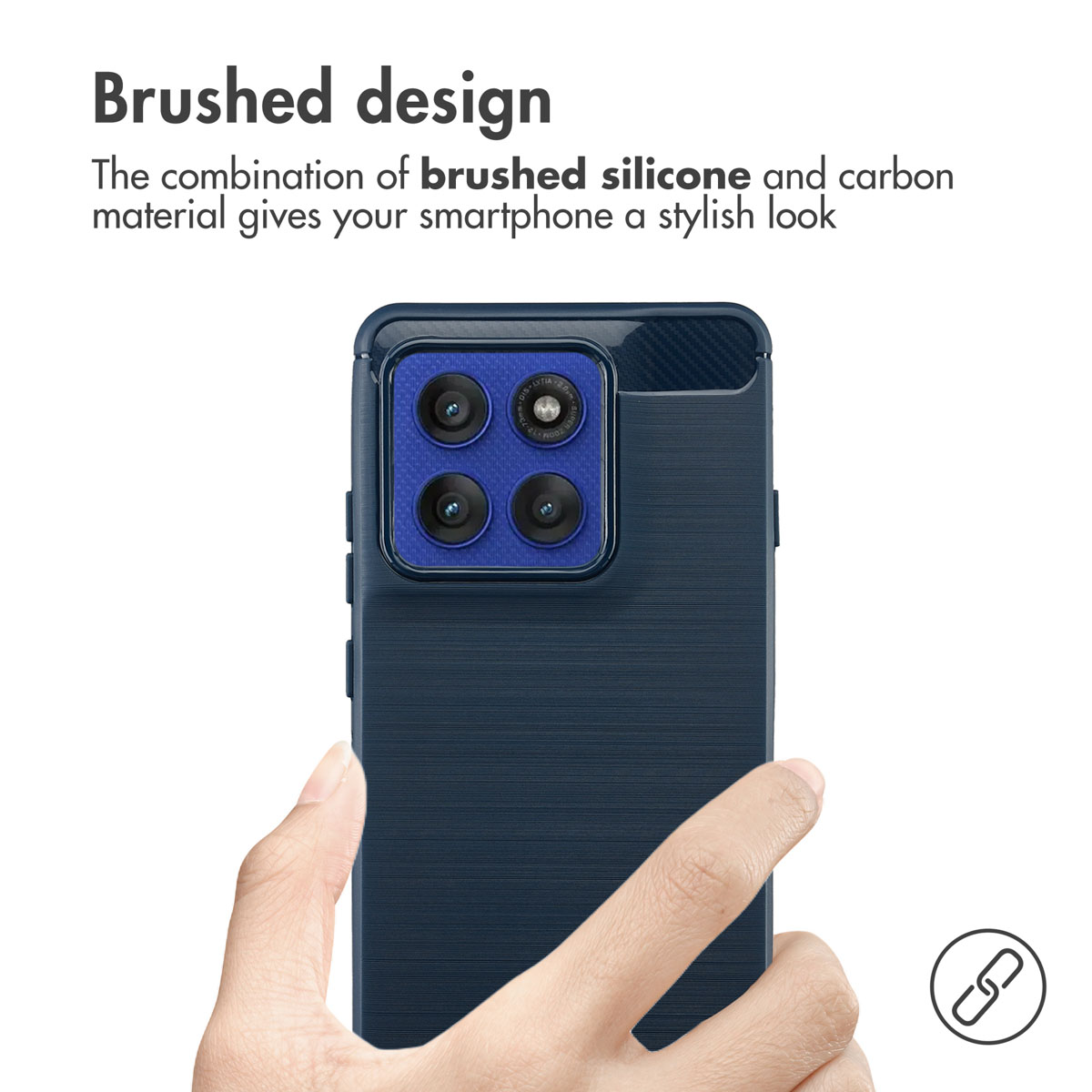 Custodia per smartphone blu con texture spazzolata e quattro fotocamere, tenuta in una mano.