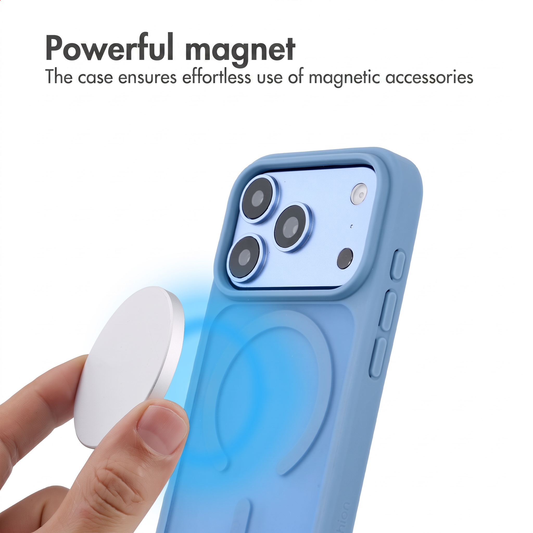 Mano e accessorio magnetico vicino a una cover blu per telefono con un magnete integrato.