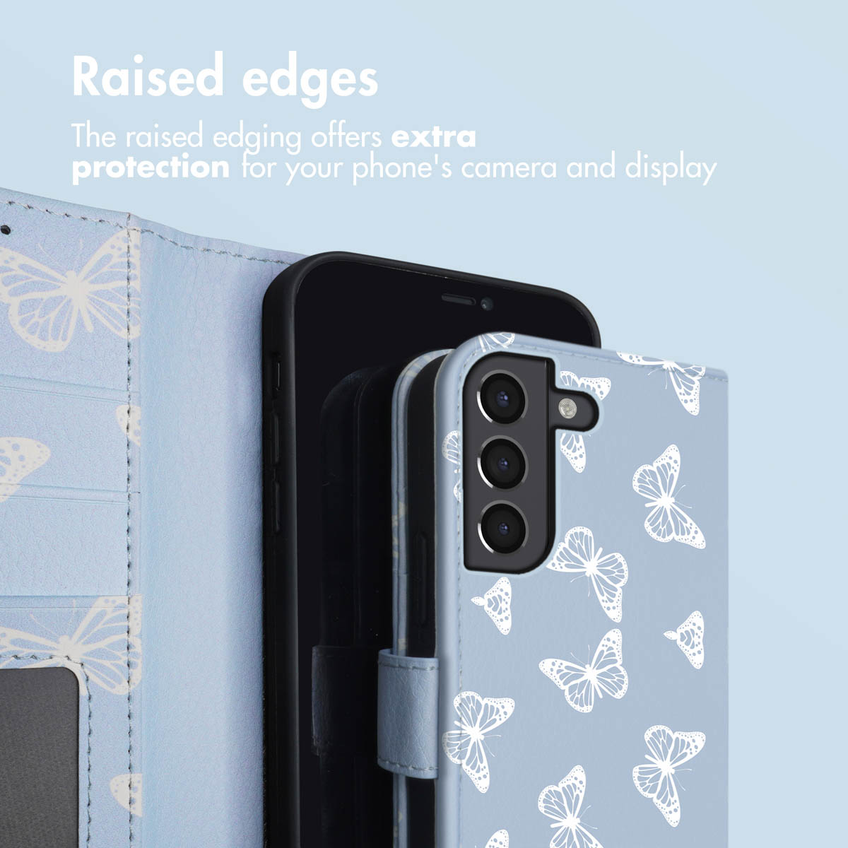 Un étui de smartphone bleu clair avec des motifs de papillons blancs sur fond bleu.
