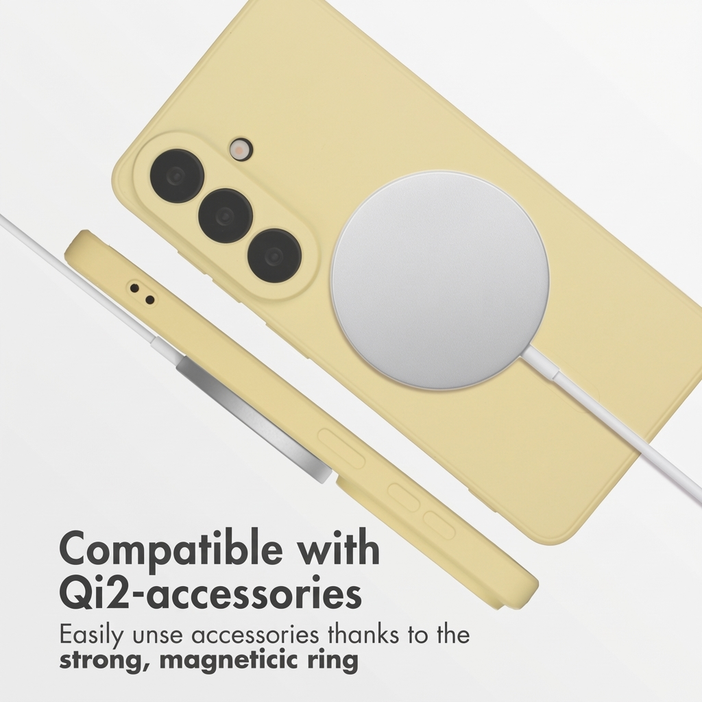 Una cover gialla su un caricabatterie magnetico, con la scritta Compatibile con accessori Qi2.