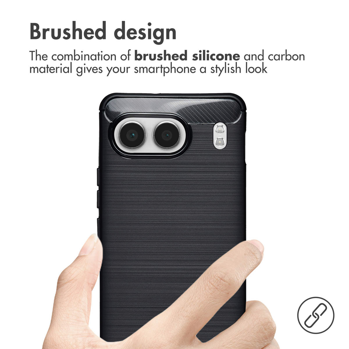 Una mano regge uno smartphone nero con custodia in silicone e carbonio, evidenziandone il design.