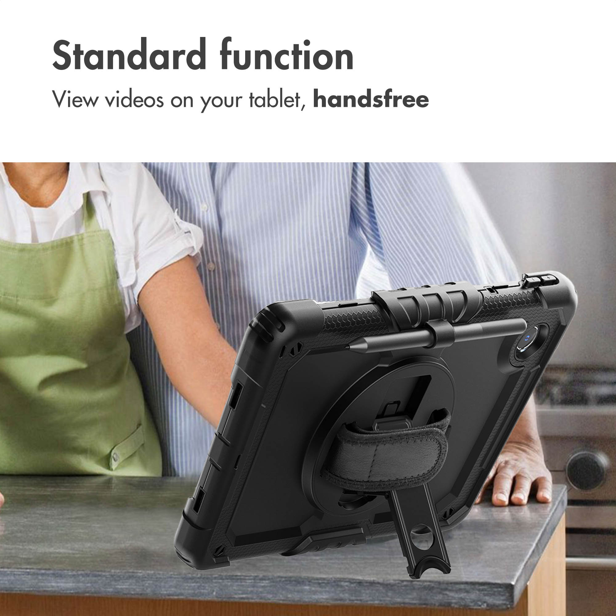 Een tablet in een beschermhoes met standaard staat op een aanrecht voor twee personen.