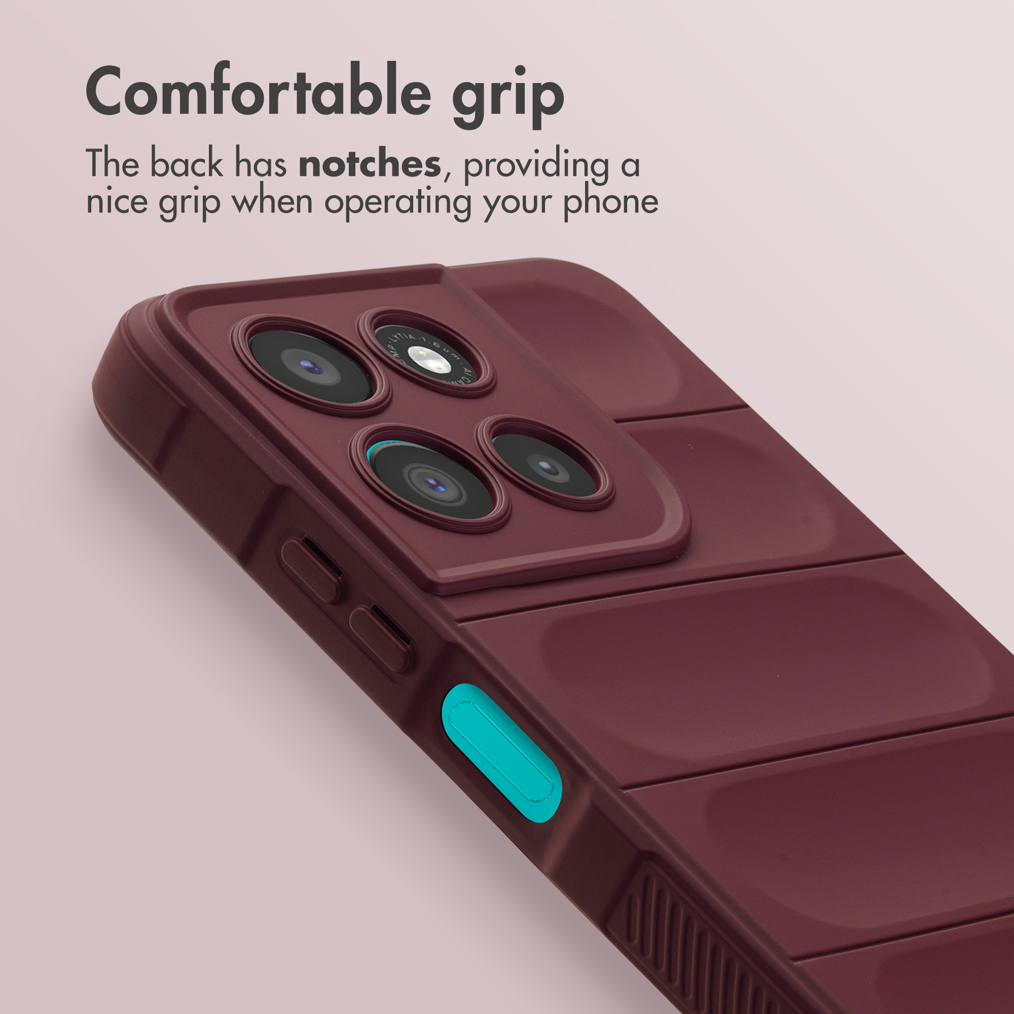 Uno smartphone rosso scuro in una custodia protettiva con tacche sul retro e un pulsante laterale azzurro.
